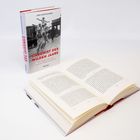 Das Buch "Chronist der wilden Jahre" von Jens Wietschorke neben einem aufgeschlagenen Buch.