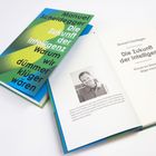 Manuel Scheidegger, „Die Zukunft der Intelligenz – Warum wir dümmer klüger wären“. Ein Buch mit buntem Cover liegt offen.