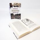 Buch mit Titel: "WIEN - Wo die Moderne erfunden wurde - BERLIN". Offenes Buch zeigt Text und Grafik: "Jonny spielt auf".
