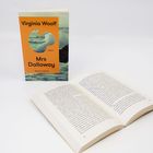 Buchcover-Text: "Virginia Woolf, Mrs Dalloway". Offenes Buch liegt davor auf dem Tisch.
