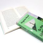 "Virginia Woolf, To the Lighthouse, A Novel" auf grüner Buchcover, daneben ein offenes Buch.