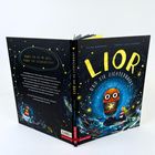 „Heute ist es so weit, heute ist Lichterfest!“ Titel: „Lior und die Lichernacht“. Illustration mit Leuchtturm und Glühwürmchen.