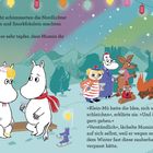Ein Mumin-Charakter in Schal sitzt mit einem anderen auf einer Bank. Hintergrund: Nordlichter, Lagerfeuer, Figuren im Schnee.