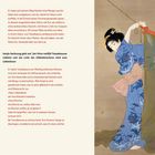 „Genjis Rechnung geht auf“, Text über Liebe, Glühwürmchen; rechts Illustration: Frau in blauem Kimono zieht grünen Vorhang. Links Seite 104.