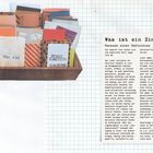 "Was ist ein Zine?" Text erklärt Zines als handgemachte Publikationen. Links eine Kiste mit bunt gestalteten Heften.