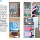 Schritte zur Erstellung eines Linolschnitts: Schneiden, Färben, Drucken. Bilder zeigen Werkzeuge und verschiedene Schritte.