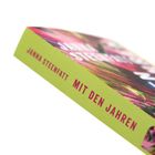 Der grüne Buchrücken zeigt die rote Schrift: "JANNA STEENFATT MIT DEN JAHREN". Farbiges, verschwommenes Cover.