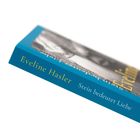 Text: "Eveline Hasler – Stein bedeutet Liebe". Die blau gestreifte Buchrückseite ist schräg fotografiert.
