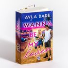 "Ayla Dade, Wanna Be My Lover, Roman". Illustration: Paar am Strand, Palmen, Auto, Haus im Hintergrund.