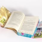 Zu sehen ist ein Buch mit dem Text "Mittwoch, 7. Mai 2025" und eine bunte Zimmer- und Landschaftsillustration.