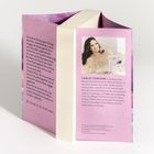 Ein Buch mit einem lila Umschlag und Text über Erinnerungen und Carley Fortune, daneben ein lächelndes Foto einer Frau.