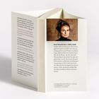 Buch mit Text über Autorin Katharina Köller. Enthält Zitate und Rezensionen. Foto von Katharina Köller in der Buchmitte.