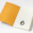 Orange Seite ohne sichtbaren Text, daneben Illustration eines Hundekopfes in einem Ovalrahmen auf weißem Hintergrund.