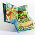 Illustration eines Gartens mit Kindern beim Gärtnern. Text: "Such die Sachen! der Papierflieger, die Vogeltränke."