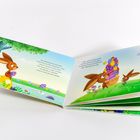 Zwei Hasen mit bunten Eiern, einer sitzt am See, der andere hält einen Korb. Texte: "Der Osterhase sitzt am See..." und "Papa, wäre es nicht schön...".