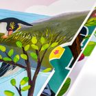 Gelber Pfeil zeigt nach rechts; Illustration: Pinguine auf Land und im Wasser, umgeben von Gras und kleinen Bäumen.