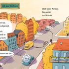 Zeichnung einer städtischen Straße mit bunten Häusern und Fahrzeugen. Kinder auf Fahrrädern, Schild "Ab zur Schule".