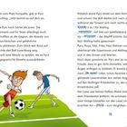 Zwei Fußballspieler im Wettkampf. Links steht ein Spieler, rechts schießt ein anderer gegen den Ball. Auf Seite 73.