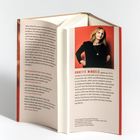 Texte beschreiben Annette Mingels und ihr Buch. Foto zeigt Frau in schwarzem Outfit vor rotem Hintergrund.