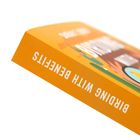 "BIRDING WITH BENEFITS" steht auf dem Buchrücken. Das Cover zeigt stilisierte Vögel und Pflanzen in hellen Farben.