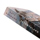 „Kati Naumann Fernwehl and“ auf einem Buchrücken, Hintergrund zeigt unscharfe Gräser.