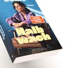 Der Text zeigt "SPITZENAUTORIN", "Halb wach", und "HarperCollins". Illustration einer Frau in lila Kleidung auf einem Stuhl.