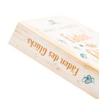 Text: "Fäden des Glücks". Ein Buchrücken mit Illustrationen von Garnrollen und Nadeln.