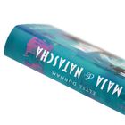 Text: "MAYA NATASCHA ELYSE DURHAM". Ein Buchrücken auf türkisfarbenem Hintergrund mit einem dynamischen Design.