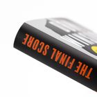 Die Worte "THE FINAL SCORE" sind auf einem schwarzen Buchrücken in orangefarbenen Buchstaben zu sehen.