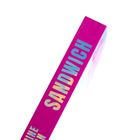 "SANDWICH" steht groß auf einem pinken Hintergrund, seitlich gedruckt.