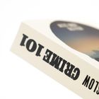 Buchrücken mit der Aufschrift "CRIME 101". Heller Hintergrund, leicht schräg dargestellt.