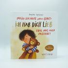 „Hab ich dir heute schon gesagt? Ich hab dich lieb, egal was auch passiert!“ Ein Kind umarmt lächelnd einen Teddybär.