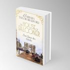 „The House of Falconer: Der Glanz des Glücks“ von Barbara Taylor Bradford. Illustration: Stadtszene mit altem Torbogen und Autos.