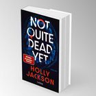 Text: "NOT QUITE DEAD YET", "Spiegel Bestseller-Autorin", "HOLLY JACKSON", "lübbe", "Thriller". Darstellung eines Buchcovers.
