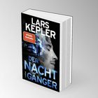 „LARS KEPLER, DER NACHTGÄNGER, SPIEGEL Bestseller.“ Buchcover zeigt ein Gesicht, Wälder und eine Figur vor einem Haus.