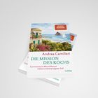 Zwei Buchcover mit "Andrea Camilleri: DIE MISSION DES KOCHS". Mediterrane Landschaft mit Villa, Blumen, Meer und Segelboot.