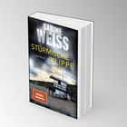 „SABINE WEISS STÜRMISCHE KIPPE“ und „Sylt-Krimi“ stehen in großer Schrift. Cover zeigt einen Strand mit Wolken.