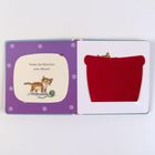 „Findet das Kätzchen seine Mama?“ Ein Kätzchen steht neben einem grünen Ball auf einer lila Seite mit Punkten.