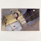 Die erste Nacht im neuen Haus ist stürmisch, aber Lola schläft tief und fest. Illustration: Mädchen schläft im Bett.