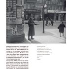 Georg Pahl (1900-1963), Die blutigen Mai-Unruhen in Berlin, 1929, Deutsches Reich. Straße mit Polizist und Reklamefläche.