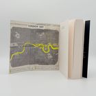 "London 1889" zeigt eine Karte mit gelbem Flussverlauf und Text über verschiedene mysteriöse Fälle und deren Daten.