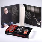 Das Buch „Nebelbeute“ von Benjamin Cors liegt aufgeschlagen. Links ein Autorbild, rechts ein Text über Jagd im Wald.