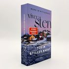 Buchtitel: "Mord im Mittsommer" von Viveca Sten. "SPIEGEL Bestseller-Autorin". Bild zeigt Winterdorf am Wasser.