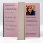 Ein Buchrücken mit zwei rosa Umschlagseiten. Links ein Text über Izzy Astor und Nate Phelan. Rechts ein Foto mit Rebecca Yarros.