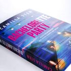 "Bachelorette Party" in großen pinken Lettern. Darunter: "Beste Freundinnen. Die letzte Chance auf Rache." Küstenlandschaft bei Dämmerung.