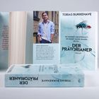 "DER PRÄTORIANER: Thriller von Tobias Bukkehave. 'Er mordet meisterhaft. Er kennt keine Gnade. Er ist...' Nebenbuch zeigt Autor mit Händen in Hosentaschen."