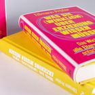 Zwei Bücher: „Was Sie (wirklich) über Erziehung wissen müssen“. Eines pink, eines gelb. Autor: Tillmann Prüfer.