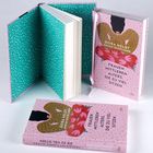 Buchtitel: "Frauen mittleren Alters, die zu viel sitzen" von Dora Heldt und Anouk Schollähn. Cover mit bunter Illustration.