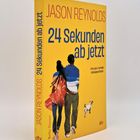 "JASON REYNOLDS, 24 Sekunden ab jetzt. Eine ganz normale Liebesgeschichte." Zwei Personen und ein springender Hund.