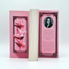 Katie Bernet lebt in Dallas, Texas, Workshops-Leiterin. Links rosa Lilien. Rosa Gestaltung und Buch.